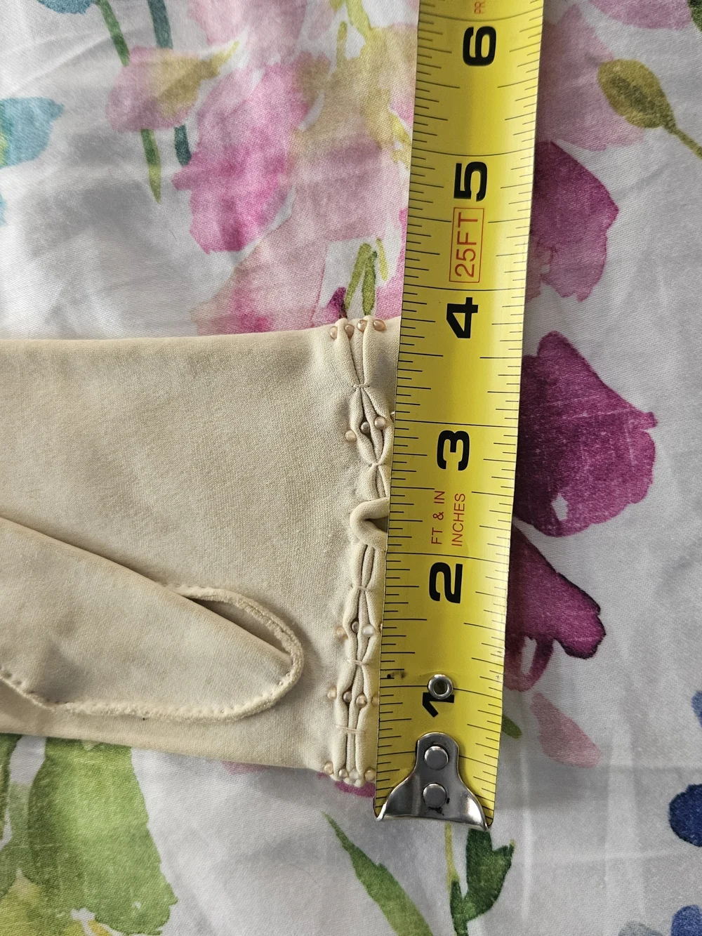 Cream Women's Gloves with Detailed Stitching